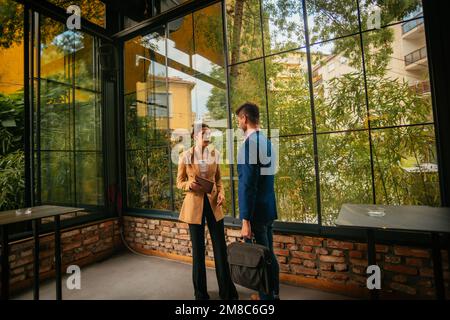 Persone di lavoro di talento hanno appena finito con il loro lavoro, al coperto Foto Stock