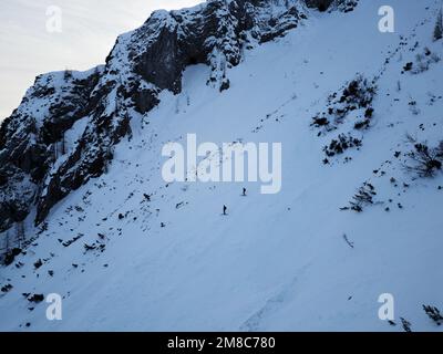 Vista aerea del drone di due sciatori, sci gratuito lungo la montagna nel Parco Nazionale del Triglav. Alpi Giulie in Slovenia. Sport adrenalinici in inverno. Foto Stock