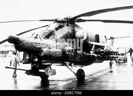 Vista frontale sinistra di un elicottero sovietico di attacco dell'Havoc mi-28 trainato sulla linea di volo. Paese: Sconosciuto Foto Stock