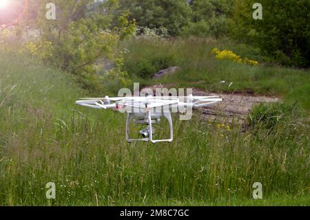 drone con fotocamera digitale professionale scatta foto. volo di copter o Hexacopter in estate Foto Stock