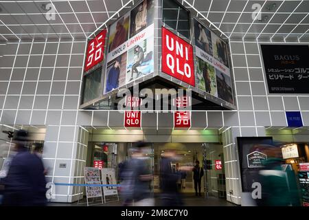 Tokyo, Giappone. 13th Jan, 2023. Un negozio Uniqlo nel centro di Tokyo, Giappone, il 13 gennaio 2023. L'operatore Uniqlo Fast Retailing Co. Ha annunciato un aumento salariale per i suoi dipendenti in Giappone fino al 40% a partire da marzo. Credit: AFLO/Alamy Live News Foto Stock