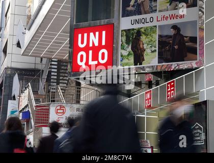 Tokyo, Giappone. 13th Jan, 2023. Un negozio Uniqlo nel centro di Tokyo, Giappone, il 13 gennaio 2023. L'operatore Uniqlo Fast Retailing Co. Ha annunciato un aumento salariale per i suoi dipendenti in Giappone fino al 40% a partire da marzo. Credit: AFLO/Alamy Live News Foto Stock