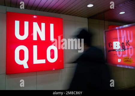 13 gennaio 2023, Tokyo, Giappone - Una segnaletica di Uniqlo nel centro di Tokyo, Giappone il 13 gennaio 2023. L'operatore Uniqlo Fast Retailing Co. Ha annunciato un aumento salariale per i suoi dipendenti in Giappone fino al 40% a partire da marzo. (Foto di AFLO) Foto Stock