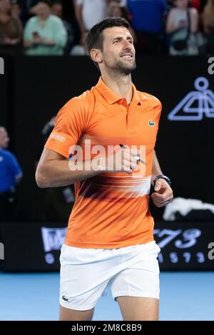 Melbourne, Victoria, Australia. 13th Jan, 2023. MELBOURNE, AUSTRALIA - Gennaio 13: Novak Djokovic di Serbia firma autografi dopo aver giocato a Nick Kyrgios d'Australia in una partita di beneficenza in vista del 2023 Australian Open al Melbourne Park il 13 Gennaio 2023 a Melbourne, Australia. (Credit Image: © Chris Putnam/ZUMA Press Wire) SOLO PER USO EDITORIALE! Non per USO commerciale! Foto Stock