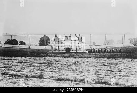 Foto d'epoca circa 1918 che mostra una vista posteriore di un bombardiere pesante di Handley Page V/1500 durante la prima guerra mondiale. Sviluppato come un pesante bombardiere notturno, il primo volo è stato il 22 1918 maggio Foto Stock