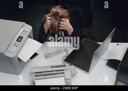 Stressata donna d'affari stanca si sente esausta seduta in ufficio scrivania con notebook, la donna frustrata non può concentrarsi avendo produttori blocco, la mancanza di nuove idee o crisi creativa Foto Stock