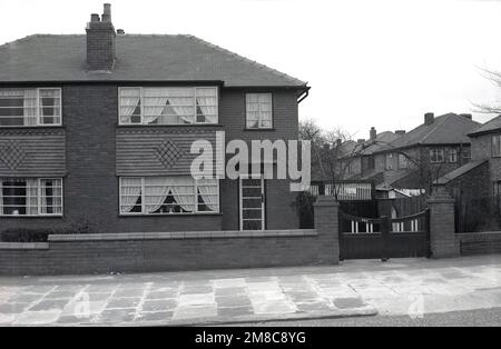 1950s, storico, vista esterna di una casa suburbana semi-datata a due piani a Didsbury, Manchester, Inghilterra, Regno Unito, probabilmente costruito prima della guerra, circa 1930s. Foto Stock