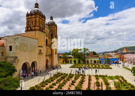 Plaza Santo Domingo e la famosa chiesa di Santo Domingo de Guzman, e il Museo delle culture di Oaxaca nel centro storico, Oaxaca Messico Foto Stock