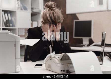 Stressata donna d'affari stanca si sente esausta seduta in ufficio scrivania con notebook, la donna frustrata non può concentrarsi avendo produttori blocco, la mancanza di nuove idee o crisi creativa Foto Stock