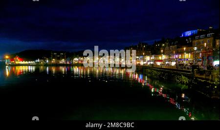 Oban Bay, Oban, Argyll, Scozia si illuminò per Natale Foto Stock