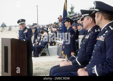 LGEN Richard A. Burpee, a sinistra, Comandante, 15th Air Force, rivolge alcune osservazioni al col Albert D. Jensen, a destra, e col William J. Ehrie, secondo da destra, durante il bombardamento Wing 96th (BMW 96th) cerimonia di cambio di comando. Ehrie sta alleviando Jensen come comandante della BMW 96th. Base: Dyess Air Force base Stato: Texas (TX) Paese: Stati Uniti d'America (USA) Foto Stock