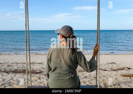 Donna che guarda all'oceano Foto Stock