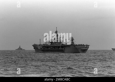 Una vista da un quarto del porto della nave anfibia di comando USS BLUE RIDGE (LCC-19) in corso di formazione con altre navi che partecipano all'esercizio Fleet '89. Oggetto/Serie: ESERCIZIO FLOTTA '89 base: USS Blue Ridge (LCC 19) Paese: Oceano Pacifico (POC) Foto Stock