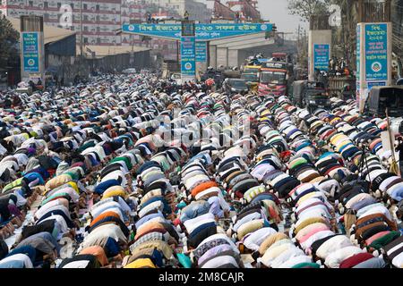 Dhaka, Bangladesh. 13th Jan, 2023. Migliaia di musulmani offrono la preghiera del venerdì nei terreni e nelle strade della congregazione mentre prendono parte a Biswa Ijtema, il secondo più grande raduno religioso di musulmani nel mondo, a Tongi 20 km da Dhaka. Bishwa Ijtema è considerata la seconda congregazione musulmana mondiale dopo Hajj a Tongi, a 20 km da Dhaka, Bangladesh. Credit: SOPA Images Limited/Alamy Live News Foto Stock