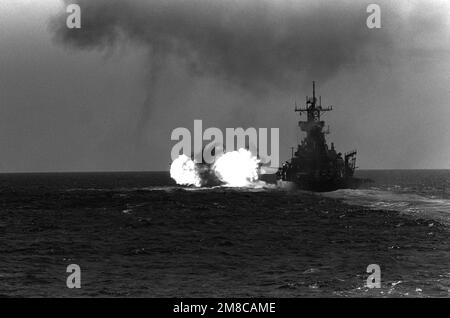 La corazzata USS NEW JERSEY (BB-62) spara una delle torrette numero 1 Mark 7 16-inch/50-calibro pistole ad una nave bersaglio durante l'esercizio Fleet '89. Prima vista in una serie di due. Oggetto/Serie: ESERCIZIO FLOTTA '89 Paese: Oceano Pacifico (POC) Foto Stock