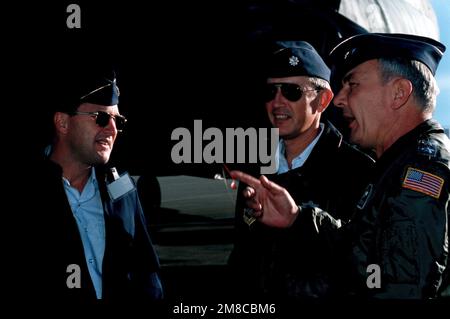 Generale maggiore Richard Trzaskoma, comandante, 22nd Air Force, destra, parla con il maggiore Robert P. Sevin, comandante, distaccamento 2, 619th Military Airlift Support Squadron e il tenente colonnello William H. Krechowski, direttore aggiunto delle operazioni, 834th Airlift Division, Prima della consegna di un carico/personale da parte di un aereo C-5B Galaxy alla stazione McMurdo durante l'operazione DEEP FREEZE '90. Soggetto operativo/Serie: DEEP FREEZE '90 base: Christchurch Stato: Canterbury Paese: Nuova Zelanda (NZL) Foto Stock