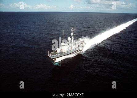 Una vista aerea di prua del missile pattuglia combattente aliscafo USS HERCULES (PHM 2) in corso nel golfo. L'HERCULES opera da Key West, Florida, come parte del PHM Squadron 2, che è usato estesamente nel programma di interdizione della droga della nazione. Nazione: Golfo del Messico Foto Stock