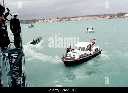 Un lancio che porta il presidente George H.W. Bush si solleva fino all'incrociatore missilistico guidato USS BELKNAP (CG 26). Bush visiterà la nave ammiraglia della Sesta flotta prima del suo incontro al vertice con il presidente sovietico Mikhail Gorbachev che si terrà il 2 e 3 dicembre. Base: Marsaxlokk Bay Paese: Malta (MLT) Foto Stock