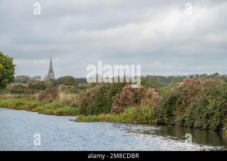 Vista del canale di Chichester Ship con la guglia della cattedrale sullo sfondo dell'Inghilterra occidentale del Sussex Foto Stock