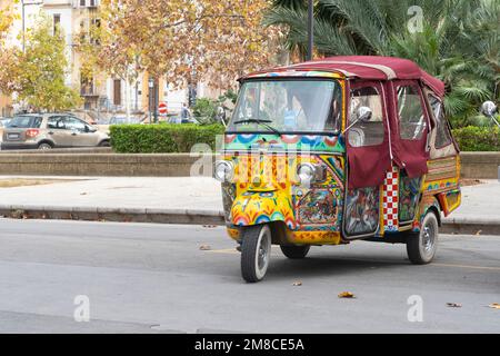 Palermo, Italia - 09 gennaio 2023 - tradizionale Ape Calessino (Ape buggy) per il trasporto turistico nel centro della città. Foto Stock