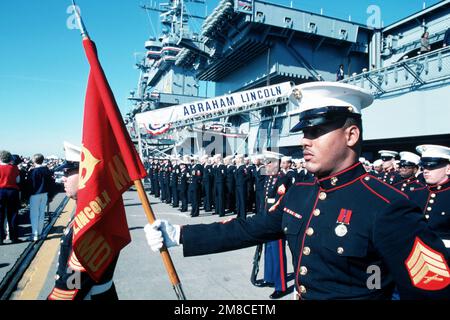 I membri dell'equipaggio e i membri del distaccamento della Marina a bordo della portaerei a energia nucleare USS ABRAHAM LINCOLN (CVN 72) sono in formazione durante la cerimonia di messa in servizio della nave. Base: Naval Air Station, Norfolk Stato: Virginia (VA) Paese: Stati Uniti d'America (USA) Foto Stock