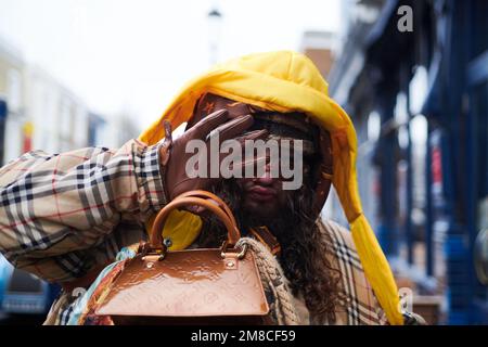 Ritratto di un uomo di marca funky nelle strade intorno al mercato di Portobello a Londra Foto Stock