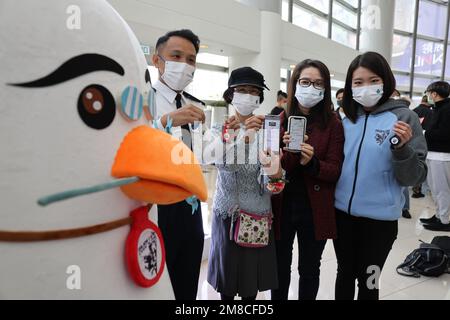 (Da L a R) fu Chun-yip, ispettore capo, Kowloon East Headquarters Operations Wing, Hong Kong Police Force; sig.ra Tang; La signora Wat e ma Chung-ying, ispettore senior, responsabile dell'unità regionale per le persone scomparse Kowloon East, partecipano al briefing della polizia su come utilizzeranno i dispositivi GPS per individuare gli anziani scomparsi, a Lok fu Place. La polizia sta anche distribuendo dispositivi di posizionamento intelligenti alle famiglie bisognose. 07JAN23 SCMP/Edmond SO Foto Stock