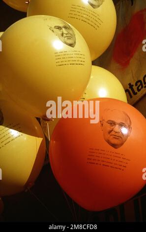 Palloncini che onorano il presidente sovietico Mikhail Gorbachev per i suoi sforzi di pacificazione decorano Checkpoint Charlie in seguito al rilassamento delle restrizioni di viaggio tra la Germania Est e Ovest. Base: Berlin Nazione: Germania / Germania (DEU) Foto Stock