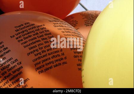 Palloncini che onorano il presidente sovietico Mikhail Gorbachev per i suoi sforzi di pacificazione decorano Checkpoint Charlie in seguito al rilassamento delle restrizioni di viaggio tra la Germania Est e Ovest. Base: Berlin Nazione: Germania / Germania (DEU) Foto Stock