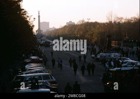 I cittadini della Germania occidentale espongono un banner che accoglie i visitatori della Germania orientale a seguito della demolizione di una sezione del Muro di Berlino a Potsdamer Platz. Base: Berlin Nazione: Germania / Germania (DEU) Foto Stock