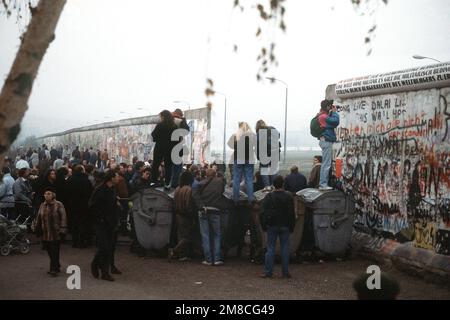 Una folla di cittadini della Germania occidentale si riunisce alla recente apertura del muro di Berlino a Potsdamer Platz. Base: Berlin Nazione: Germania / Germania (DEU) Foto Stock