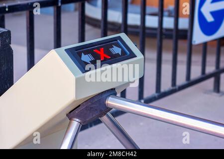 Moderno sistema automatizzato di ingresso a tornello metallico con segnale di stop significa passaggio chiuso. Accesso vietato per entrare e uscire attraverso il laccio emostatico Foto Stock