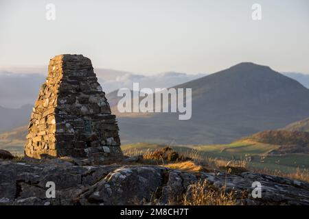 Una vista sul monte Moel Hebog dal cratere di Moel y Gest, Porthmadog, Galles del Nord, Regno Unito Foto Stock