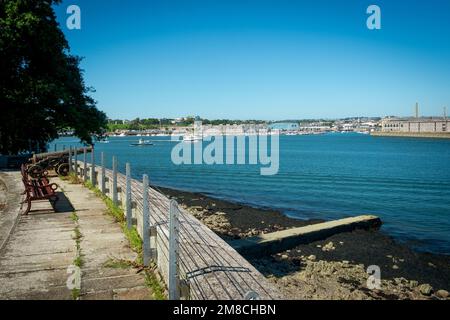 15th luglio 2021 - Mount Edgcumbe, Regno Unito: Guardando fuori attraverso le acque trafficate verso Plymouth dal Mount Edgcumbe Country Park, Cornwall, Regno Unito Foto Stock