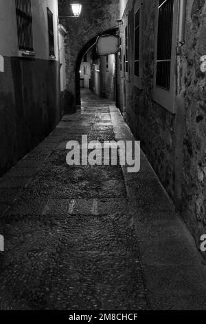 Arenillas Street. Tipica strada medievale nel centro storico di Plasencia. Foto Stock