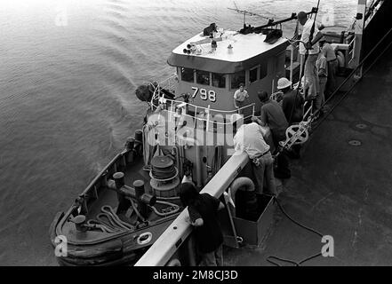 Il grande rimorchiatore del porto OPELIKA (YTB-798) viene accanto alla nave USNS SPICA (T-AFS-9) per seort la nave fuori dal porto per una crociera di un giorno dipendente nel Mar Cinese Meridionale. Centocinquanta persone a carico e ospiti hanno trascorso la giornata in nave. Base: Naval Station, Subic Bay Stato: Luzon Paese: Filippine (PHL) Foto Stock