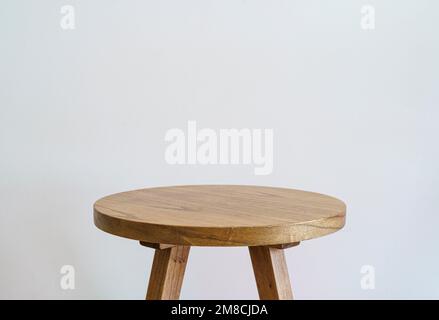 Tavola rotonda in legno isolato su sfondo vuoto. Superficie tavola in legno . Foto di alta qualità Foto Stock