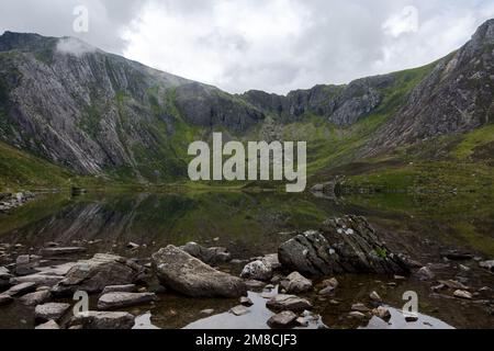 Llyn Idwal e The Devils Kitchen nella Ogwen Valley, Snowdonia National Park, Galles, Regno Unito Foto Stock