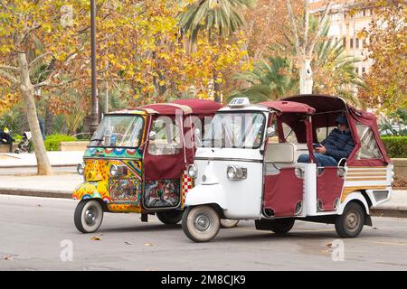Palermo, Italia - 09 gennaio 2023 - tradizionale Ape Calessino (Ape buggy) e Ape Taxi per il trasporto dei turisti nel centro della città. Foto Stock