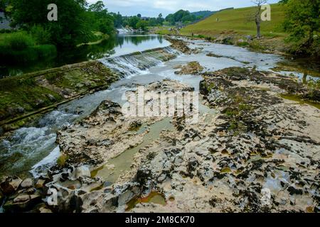 11th luglio 2022 - Grassington, Regno Unito: Bassi livelli d'acqua a Linton Falls, Grassington durante la lunga estate calda del 2022, Yorkshire, Regno Unito Foto Stock