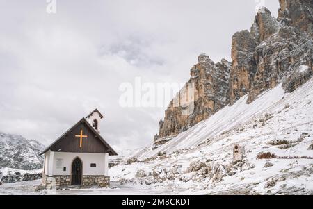 Piccola chiesa a tre Cime Dreizinnen Dolomiti Alto Adige Italia Foto Stock