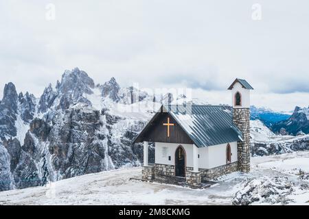 Piccola chiesa a tre Cime Dreizinnen Dolomiti Alto Adige Italia Foto Stock