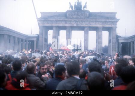 La folla si assentò intorno alla porta di Brandeburgo dopo l'apertura ufficiale della struttura. Base: Berlin Nazione: Germania / Germania (DEU) Foto Stock