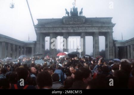 La folla si assentò intorno alla porta di Brandeburgo dopo l'apertura ufficiale della struttura. Base: Berlin Nazione: Germania / Germania (DEU) Foto Stock