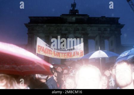 La folla si assentò intorno alla porta di Brandeburgo dopo l'apertura ufficiale della struttura. Base: Berlin Nazione: Germania / Germania (DEU) Foto Stock