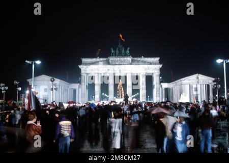 La folla si assentò intorno alla porta di Brandeburgo dopo l'apertura ufficiale della struttura. Base: Berlin Nazione: Germania / Germania (DEU) Foto Stock