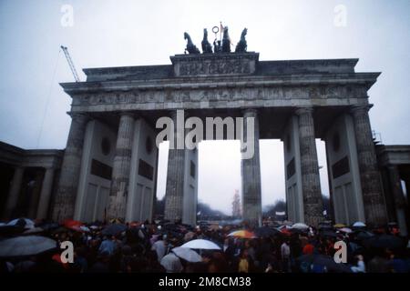 La folla si assentò intorno alla porta di Brandeburgo dopo l'apertura ufficiale della struttura. Base: Berlin Nazione: Germania / Germania (DEU) Foto Stock