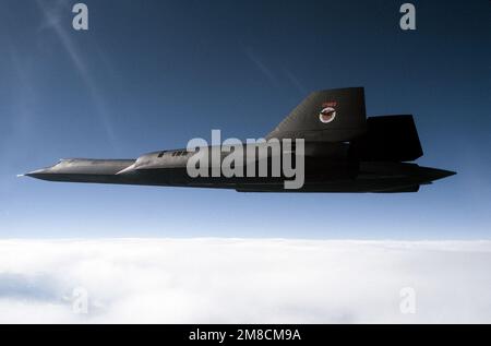 Vista aerea vista laterale sinistra di un aereo di ricognizione SR-71 Blackbird della Strategic Reconnaissance Wing del 9th, in una missione al di fuori della base dell'aeronautica militare di Beale, California. Data esatta dell'acquisizione sconosciuta. Paese: Sconosciuto Foto Stock