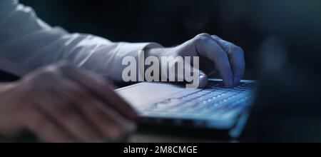 Utilizzo della tastiera e del mouse del computer. Foto Stock