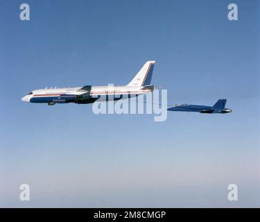 Un aeromobile Convair UC-880, l'unico di questo tipo negli Stati Uniti Servizio Navy, rifornisce un aereo F/A-18A Hornet. Il convair è assegnato al Naval Air Test Center, Patuxent River, ed è impiegato nelle prove missilistiche di Tomahawk e nelle procedure di rifornimento degli aerei. Paese: Sconosciuto Foto Stock